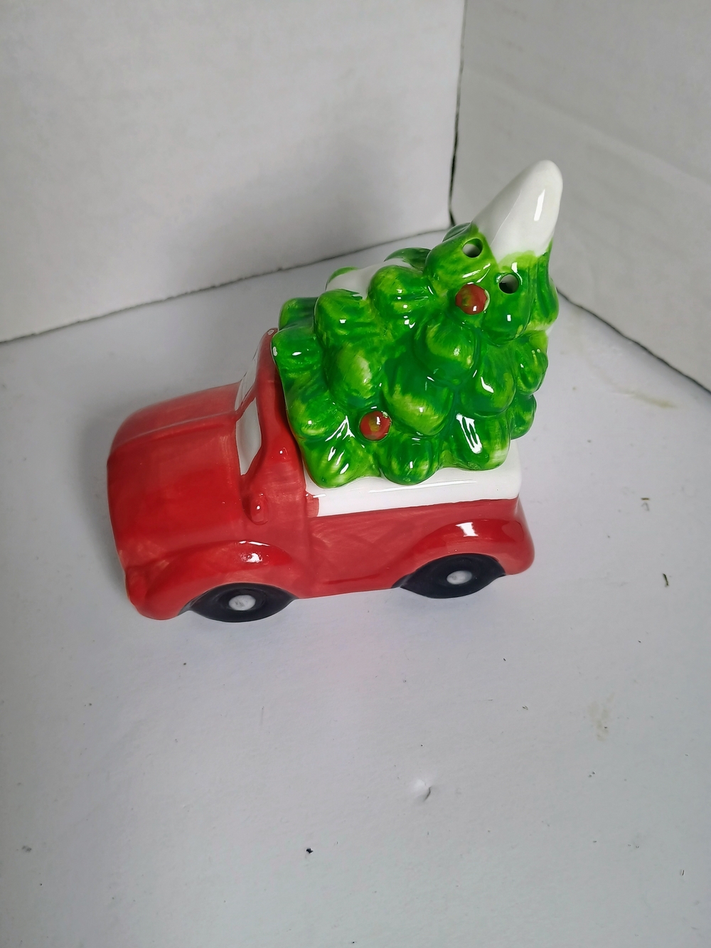 VINTAGE RED TRUCK WITH CHRISTMAS TREE CERAMIC SALT & PEPPER SHAKERS